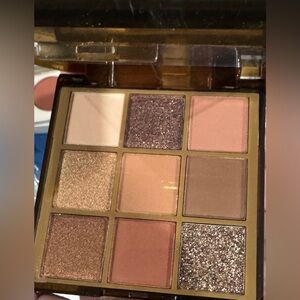Luxurious Eyeshadow Palette with Neutral Tones